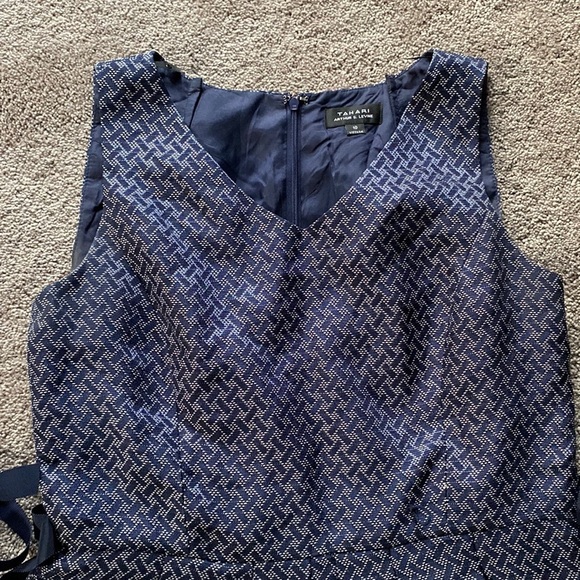 Tahari Arthur S Levine Navy Textured Sleeveless Flare Dress Tie Waist SIZE 10 - Picture 2 of 5